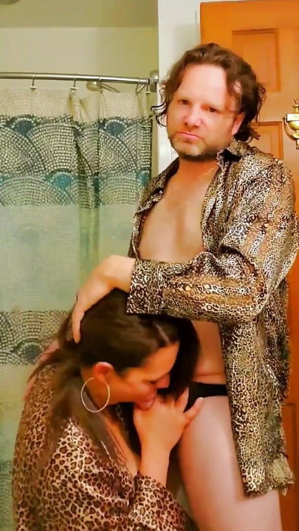 Satin Fetish King: Mamă sexy italiană în sesiune de supt și futai în satin cu imprimeu...