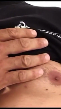 欲求不満な男たちがチンコをしゃぶり、肛門を刺激する - 生のゲイ・ハードコア