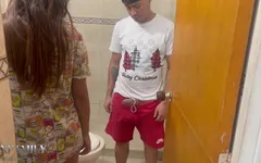 Minha meia-irmã safada vem ansiosa para comer meu pau inteiro e eu a fodo até ela gozar
