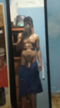 Teenka ukazuje jeho ptáka