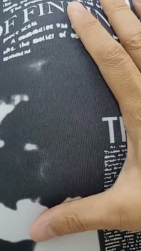 장난꾸러기 대학생 여자가 깜짝 놀라며 엉덩이를 자고 했어요