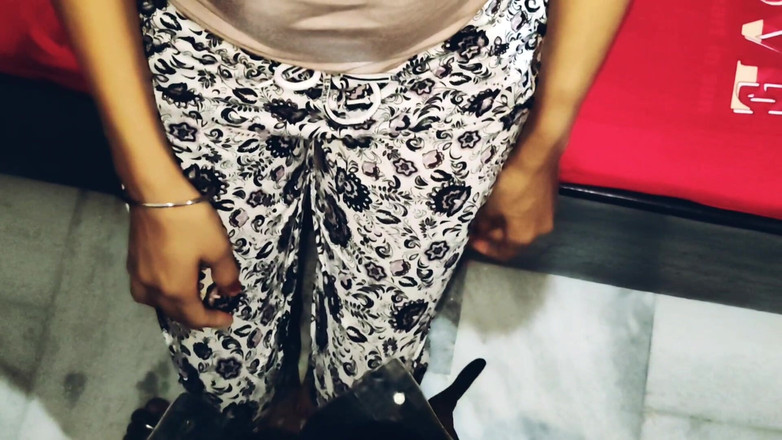 Kapsims: 印度妻子的阴户奶油和喷与另一个男人啪