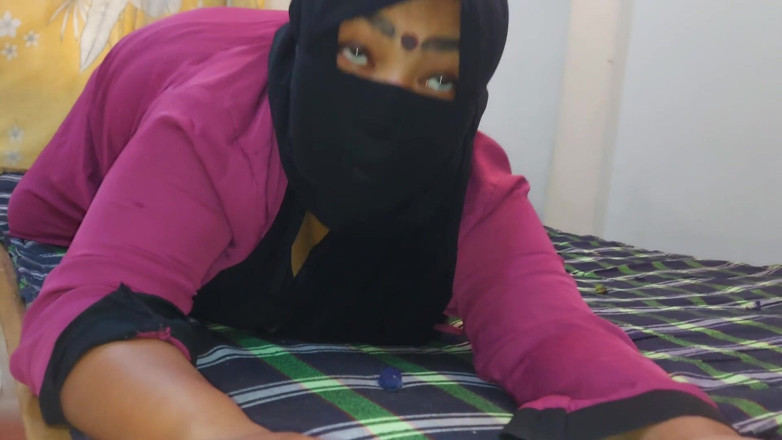 Aria Mia: Bela bunda grande e buceta molhada, madrasta quente saudita!
