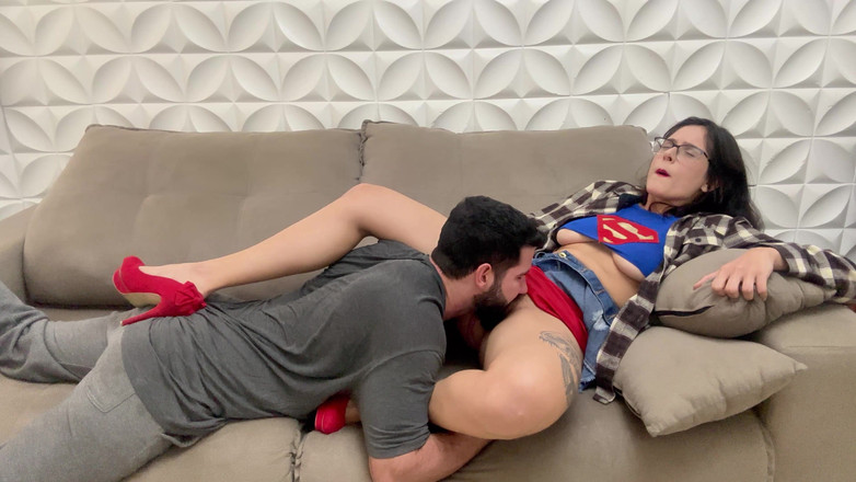 Shamelesscouple: Supergirl ontdekt, tijd om haar poesje te beffen