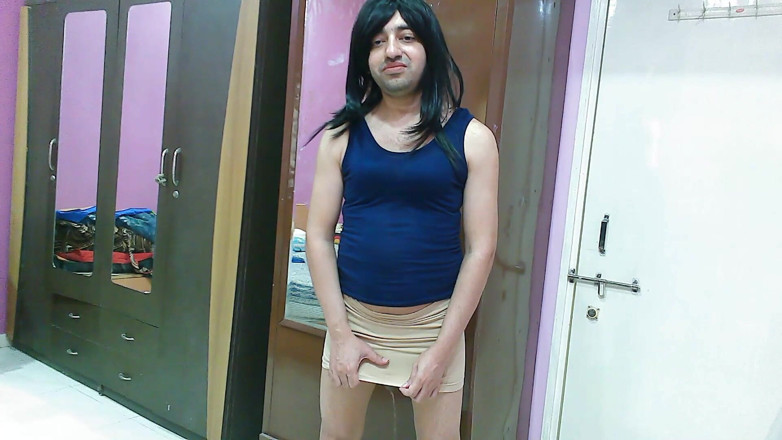 Cute & Nude Crossdresser: Banci panas crossdresser femboy Sweet Lollipop kencing di bawah skirt...