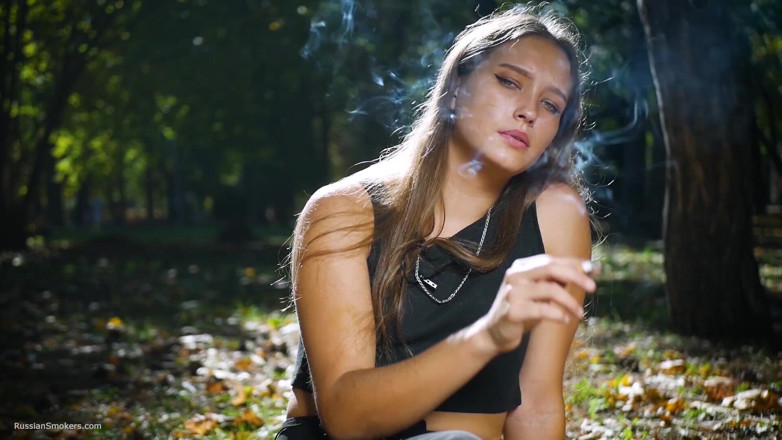 Russian Smokers: Seducente bellezza russa che fuma una sigaretta in studio