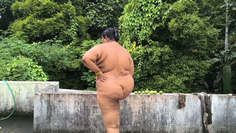 Anne Ipe: Frecher fkk aus indien, entspannt im freien, isst frisches obst...