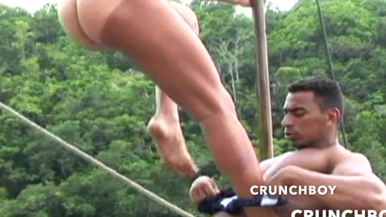 Bareback porn with straight boy: Dva sexy latinoameričané šukají bez sedla na veřejné pláži pro zábavu...