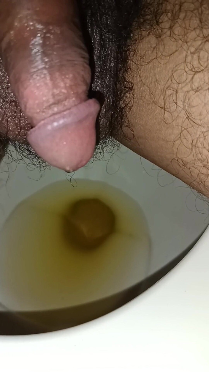 Tommhot: Compilatie van veel urine - ongecensureerd pikplassen