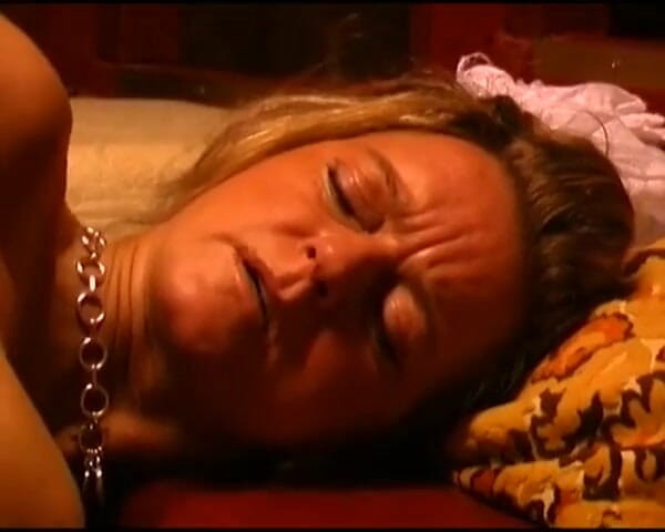 Busty German Sluts: Niemka palcami podczas wysysania kutasa z Glory Hole