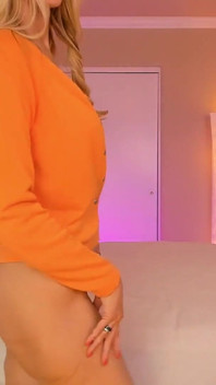 Saten külotlu moda gösterisi