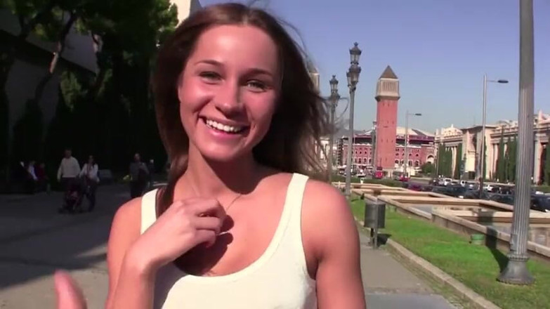Dat Ass: Onweerstaanbare babe met perfect lichaam zuigt en neukt grote pik...