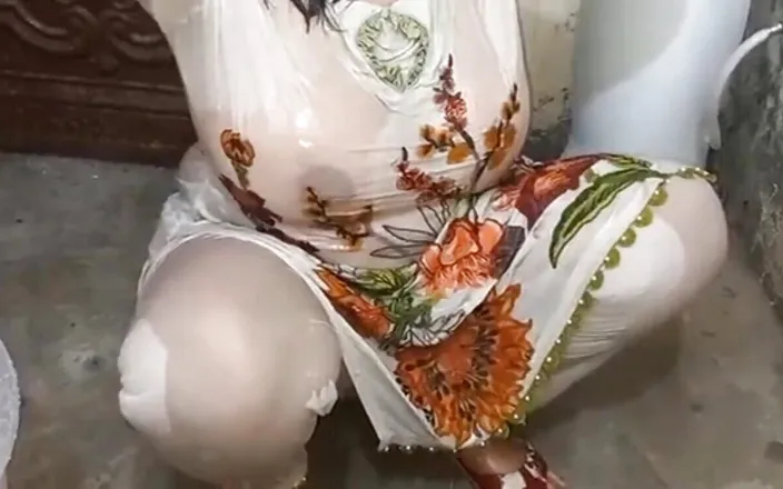 Cute couple: Домохозяйка дези принимает ванну в ванной