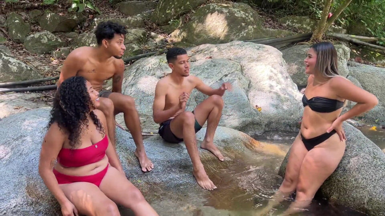 Yohamedi: Sahabatku dan aku ngentot dua pelacur di hutan sampai wajahnya...