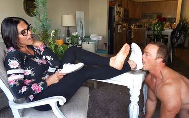 Goddess zephy: Cewek tukang jilat sepatu me mohon untuk mengendus bau kakiku!...