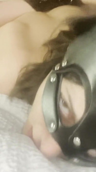 Děvka studentka svázaná a tvrdě ošukaná, než si vezme sperma na jazyk!