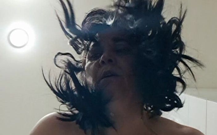 Mommy big hairy pussy: 熟女在洗澡时被继子干