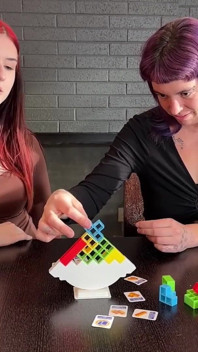 Sexy speelgoed komt uit als het stripspel wordt gewonnen