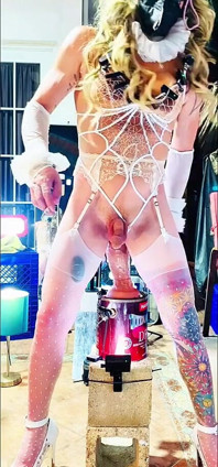 Shemale Seksi White Bodysuit Benito414 menunggang dildo di dalam