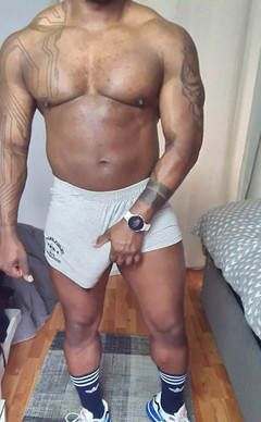 Amadeus: C’est dur de garder cette chose donw dans des shorts...