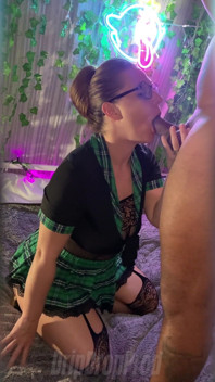 Za kulisami !! Pani Kay Lee ssie cię, aż doi twoją spermę na jej twarz !!