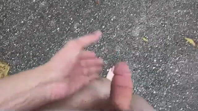 Big Dick: Un homme nu s'éjacule dehors / Dehors pendant la journée, nudité...