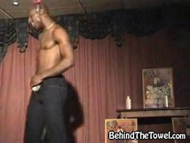 Behind The Towel: Una notte selvaggia con un ballerino maschio sexy