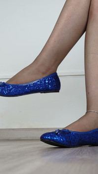 Shoeplay, Shoe Dangling & Walking in Blue Sequin Ballet Wohnungen (schuhsammlung) - Dame Olga 4K (747)