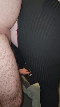 Ich habe ihre hose geschnitten und ihren arsch gefickt. Ich habe es schnell benutzt, während ihr ehemann im laden war