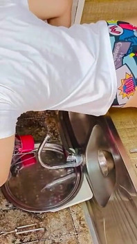 หนุ่มบ้านข้างๆ แกล้งยั่วโชว์หุ่นเนียนเซ็กซี่ในครัวและห้องน้ำ
