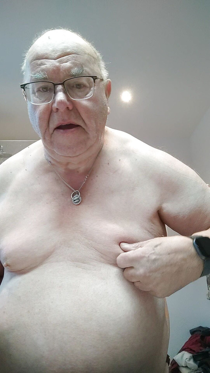 Karlchengeil: 私の美しいおっぱいを赤くする