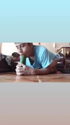Chupando pepino enorme