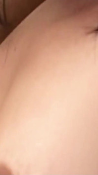 Transsexuală excitată futută tare și umplută de spermă în timpul unui sex în trei