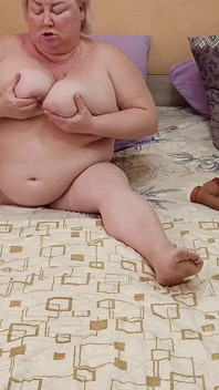장난감으로 보지를 자위하는 이웃을 지켜보는 이웃