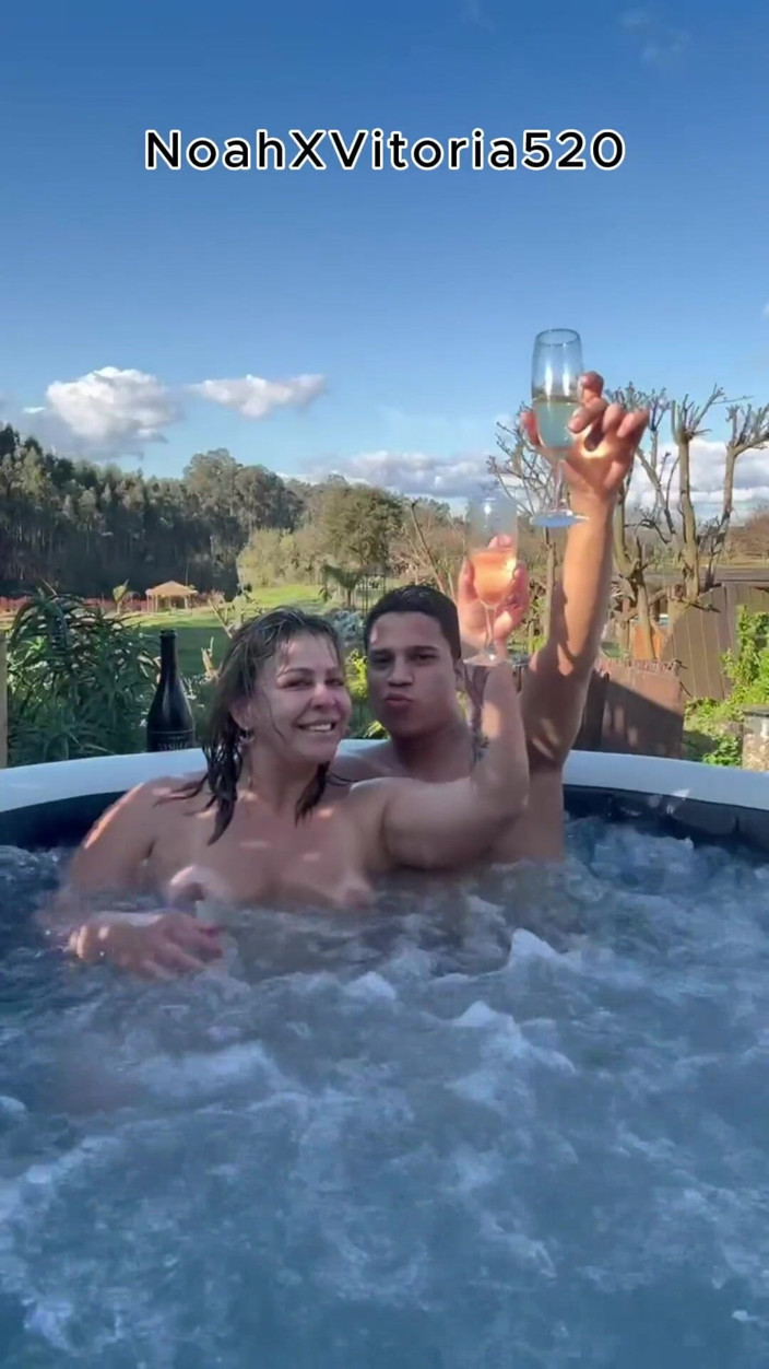 Vitoria Coronado: Venkovní sex se sexy blonďatou milfkou ve vířivce - jacuzzi