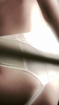 Combinez la danse du doigtage avec sa lingerie exquise pour jouer cette mélodie de désir