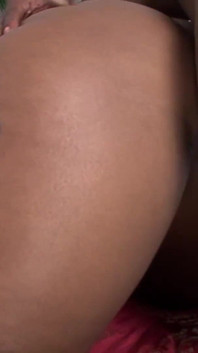 Šukání jejího velkého černého zadku, zatímco jejich přítel sleduje