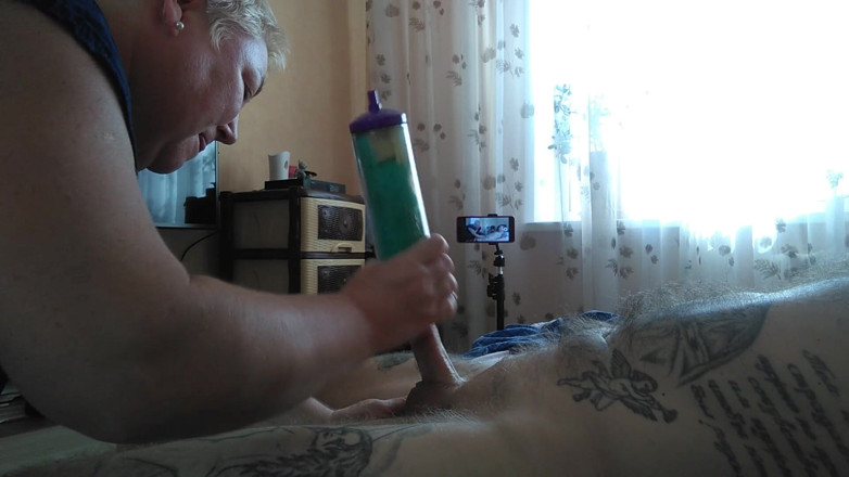 Zona901: Helped me cum by jerking off my cock.