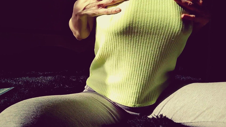 GinnaGg: Figa vibrante miLF russa in pantaloni da yoga