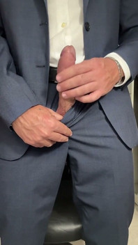 저는 정장과 빨간 넥타이를 매고 자위합니다