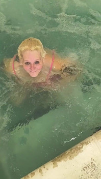 DavisDesires в бассейне наблюдает за слюнями ее киски
