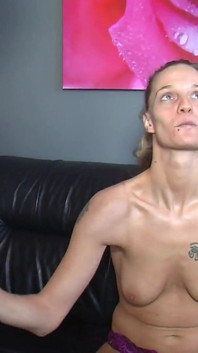 Trio génial avec une MILF qui satisfait tous les désirs