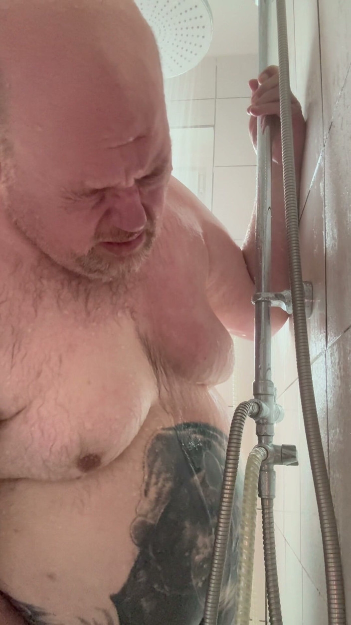 BigBearFrankfurt: Quick Stop in the Shower