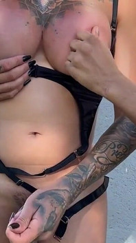 Transvestita pauzuda Sabrina Prezotte s peonem v jeho průchodu na farmě, také chcete takové peoa.