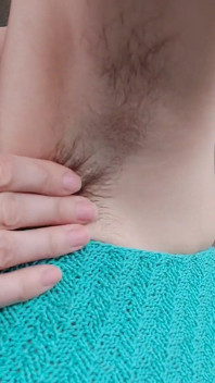 Krásná chlupatá kundička masturbace zlobivá milf