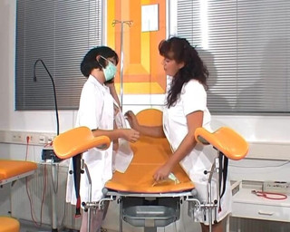 Rubber & Clinic Studio - 1ATOYS: Giochi di esame lesbico sul ginecologico