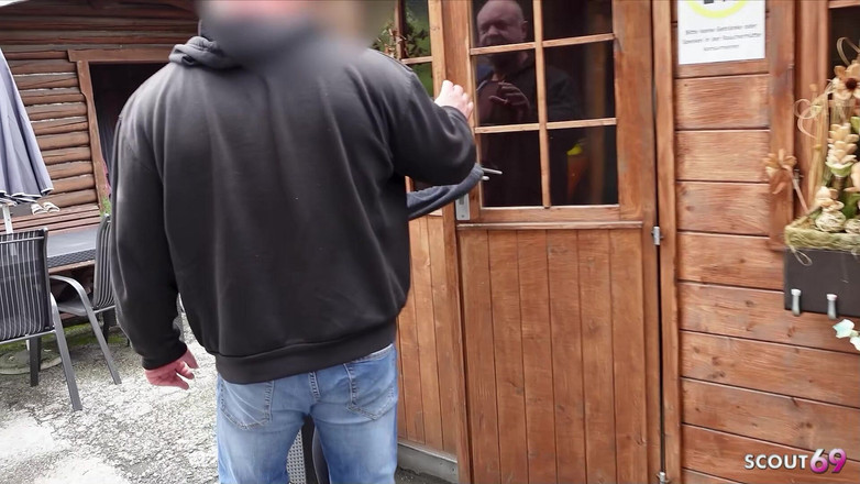 Scout69: Två tyska slampor Mia Adler och Lia Amalia plockar upp...