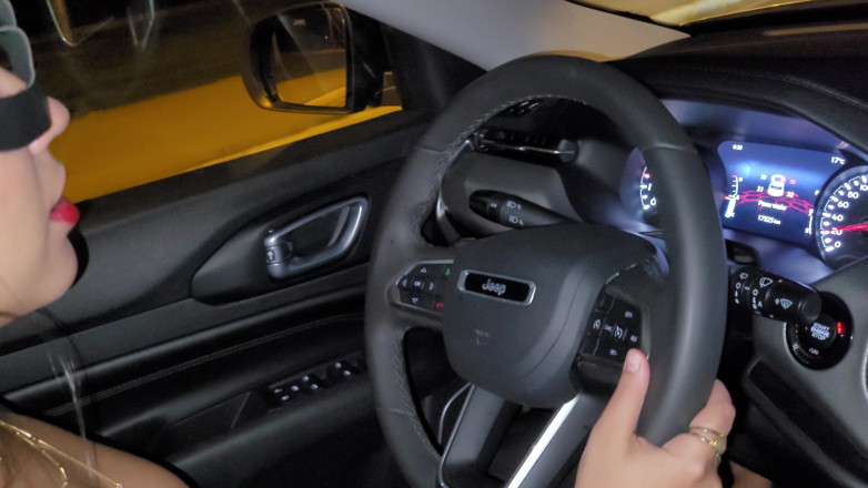 Strimermodel: Powerful Sneeze Shots Behind the Wheel