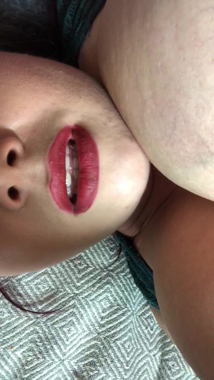Roxanne Miller: Emerald invia foto e video per l'Uomo con cui sto...