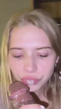Une petite blonde de 18 ans couverte de sperme de grosse bite noire baveuse